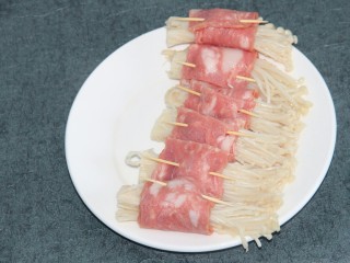 9、培根金针菇卷,每一个都穿好