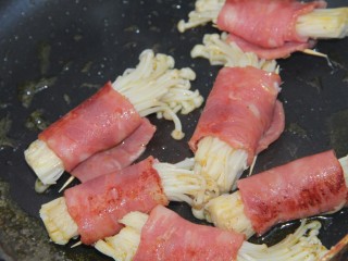 17、培根金针菇卷,煎至两面金黄