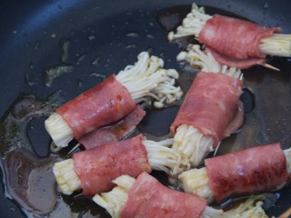 18、培根金针菇卷,倒入调好的汁，收汁即可