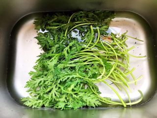 1、茼蒿菜豆腐羹,茼蒿菜摘干净，在清水里浸泡片刻