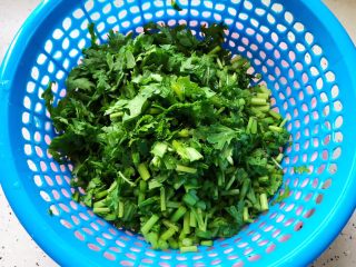 2、茼蒿菜豆腐羹,然后洗净，切碎，稍微切的碎一点