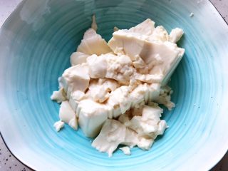 3、茼蒿菜豆腐羹,内酯豆腐从包装盒内取出，放入大碗，静置片刻