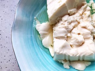 4、茼蒿菜豆腐羹,过了一会儿就会有水出来，撇去