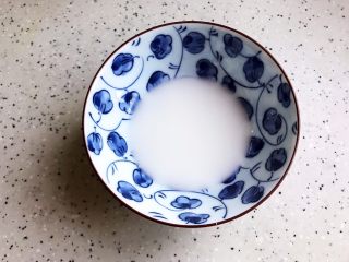 5、茼蒿菜豆腐羹,准备一小碗水淀粉