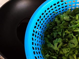 7、茼蒿菜豆腐羹,待锅内油七分热时下茼蒿菜