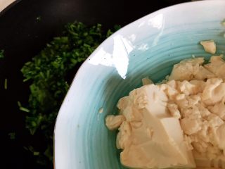 9、茼蒿菜豆腐羹,加入豆腐