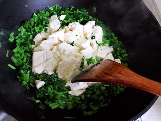 10、茼蒿菜豆腐羹,用锅铲把豆腐切碎一点