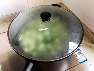 14、茼蒿菜豆腐羹,大火煮开之后盖上锅盖，转小火，焖煮2.3分钟