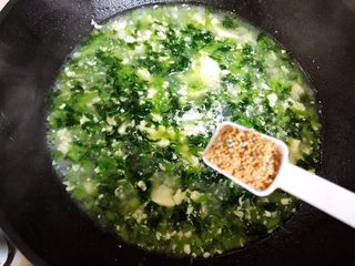 17、茼蒿菜豆腐羹,加一小勺鸡精，搅拌均匀即可