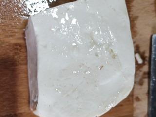 1、番茄豆腐汤,嫩豆腐一块,清洗干净备用