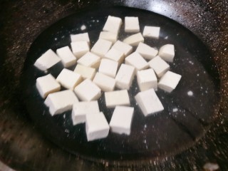 3、番茄豆腐汤,锅里烧开水,下豆腐焯一下水