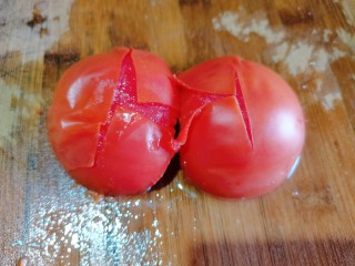 7、番茄豆腐汤,皮裂开后把番茄捞出来