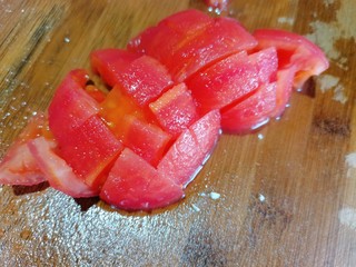 9、番茄豆腐汤,再切成小块