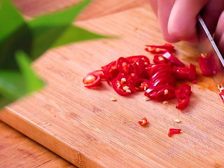 1、肉末蒸豆腐,红椒切圈，红椒的量可根据个人口味增减