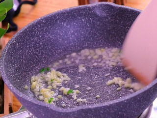 3、肉末蒸豆腐,热油炒香姜蒜末