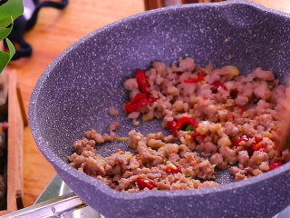 5、肉末蒸豆腐,放入肉末炒至变色