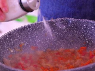 6、肉末蒸豆腐,肉末炒变色后加入生抽 盐 料酒翻炒匀