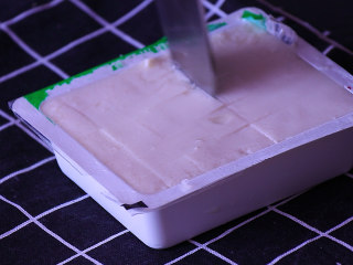 8、肉末蒸豆腐,将嫩豆腐切成小方块