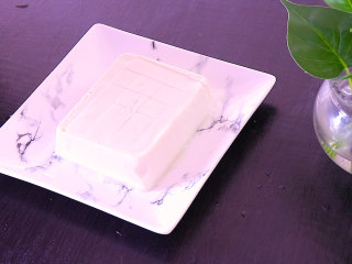 9、肉末蒸豆腐,再倒扣入盘中