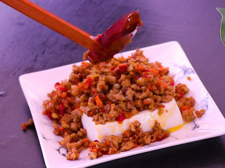 10、肉末蒸豆腐,将炒好的肉末盖在豆腐上