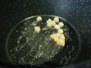 8、白菜炖豆腐,锅加食用油,干贝炒香