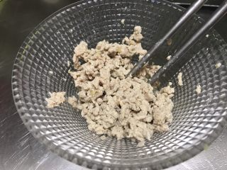 8、西湖牛肉羹,再烫一遍把血水完全的出完