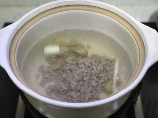 12、西湖牛肉羹,把牛肉沫放入锅中稍煮