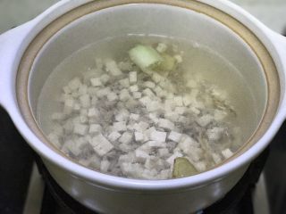 13、西湖牛肉羹,再加入豆腐丁煮开