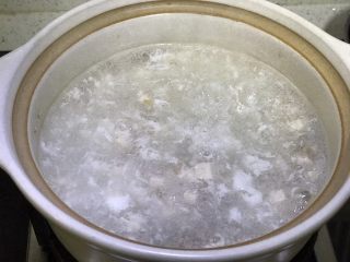 15、西湖牛肉羹,等水淀粉拌匀有透明粘稠的感觉再同样的倒入蛋清，也是用筷子把蛋清搅拌成絮状