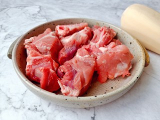 1、花生莲藕排骨汤,新鲜的排骨与莲藕。