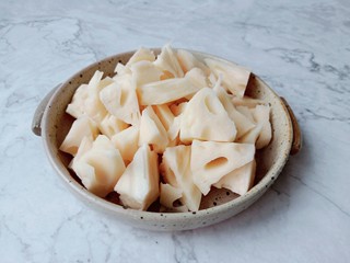 2、花生莲藕排骨汤,莲藕削皮切成滚刀块。