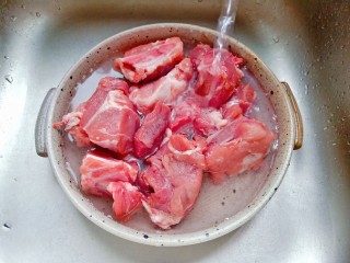 3、花生莲藕排骨汤,排骨放入清水里浸泡出血水。