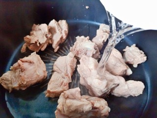 7、花生莲藕排骨汤,炖锅放入排骨放入适量的清水。