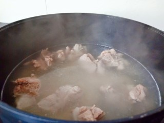 8、花生莲藕排骨汤,大火炖煮20分钟。
