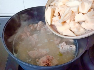 9、花生莲藕排骨汤,再加入莲藕。