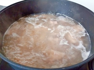 11、花生莲藕排骨汤,炖煮到莲藕熟透。