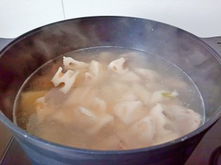 10、花生莲藕排骨汤,大火继续炖煮20分钟。