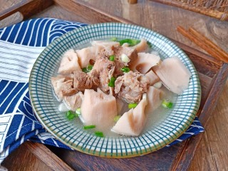 14、花生莲藕排骨汤,莲藕吃起来脆甜可口,汤汁鲜美而不腻。