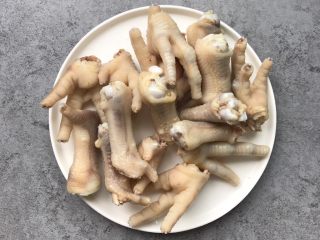 3、酱香鸡爪,捞出清水冲洗两遍控水备用