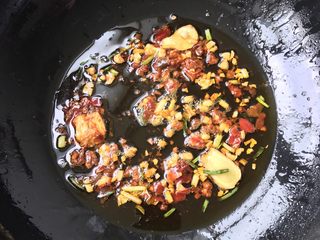 7、酱香鸡爪,炒出红油(此时已经非常香了)