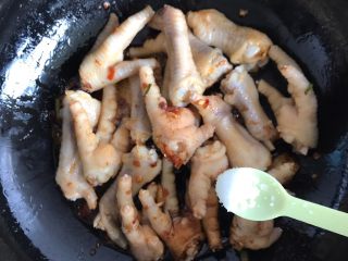 10、酱香鸡爪,小半勺盐