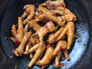 12、酱香鸡爪,翻炒至鸡爪上色