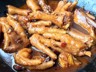 14、酱香鸡爪,盖上锅盖大火烧开,小火焖25-30分钟左右大火收汁即可!超级香!其它调料不用加味道都很棒了!喜欢加鸡精的可以少加一点哦!