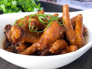15、酱香鸡爪,成品:每次做酱香鸡爪都是盘光光,得到家人一致好评。喜欢吃鸡爪的朋友一定要试一试哦!