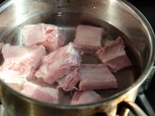 2、藕丁黑木耳炖排骨,排骨焯水