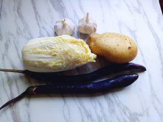 1、土豆茄子白菜煲,准备好食材。