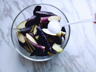 4、土豆茄子白菜煲,切好的茄子放在容器中，加入少许盐腌制10分钟。