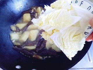 13、土豆茄子白菜煲,再加入切好的白菜炖10分钟即可。