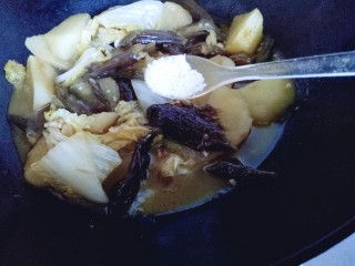 16、土豆茄子白菜煲,加入糖翻炒即可出锅。