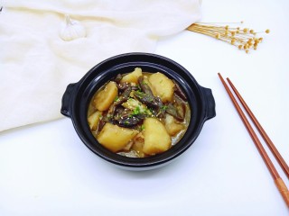 17、土豆茄子白菜煲,盛入煲中，撒上葱花，少许熟芝麻。